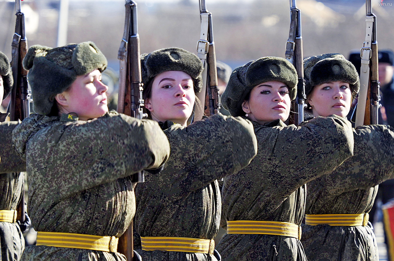 На полигоне в Алабине в составе парадных расчетов тренируется взвод женщин в составе роты почетного караула. Они пройдут по Красной площади на параде Победы впервые