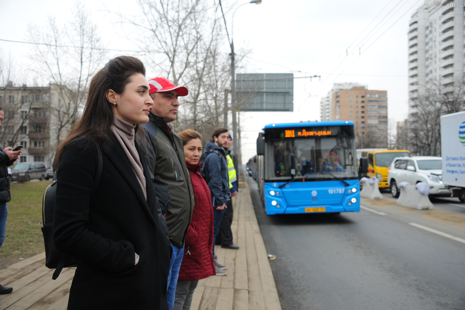 Диана Нургулова (на переднем плане) вместе с другими пассажирами ожидает посадки в компенсационный автобус от станции метро «Кузьминки». Девушка уверена, что неудобства из-за закрытия участка Таганско-Краснопресненской линии метро легко пережить при правильном планировании времени