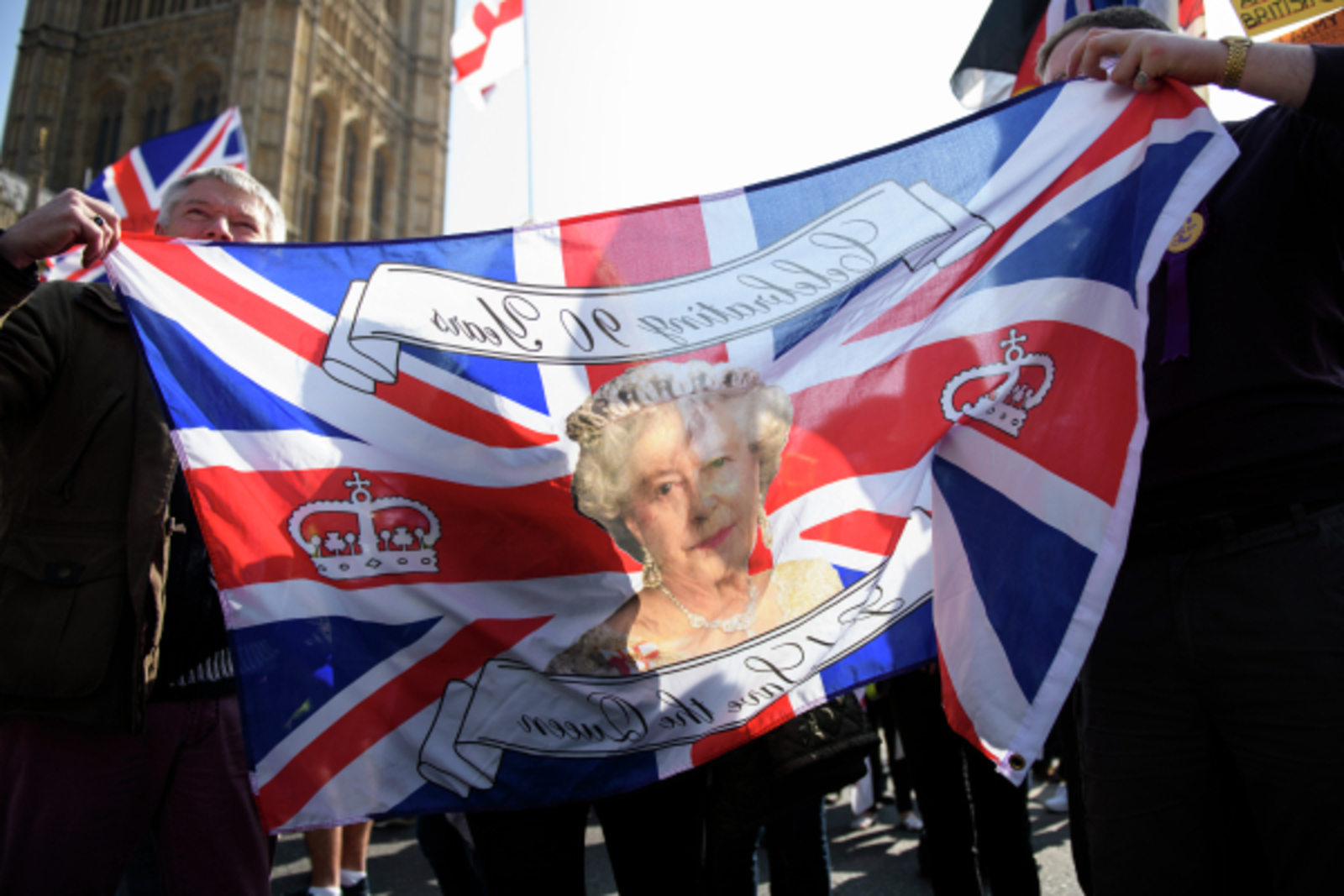 29 марта 2019. Участники акции сторонников Brexit в Лондоне несут флаг с изображением королевы Елизаветы II