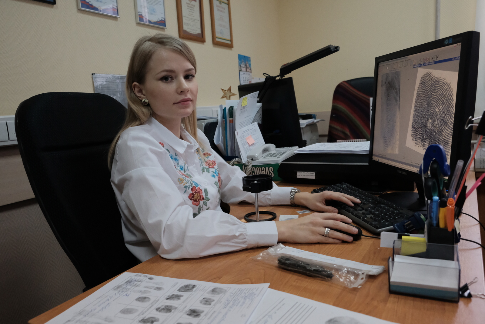 В одном из кабинетов проводятся дактилоскопические исследования