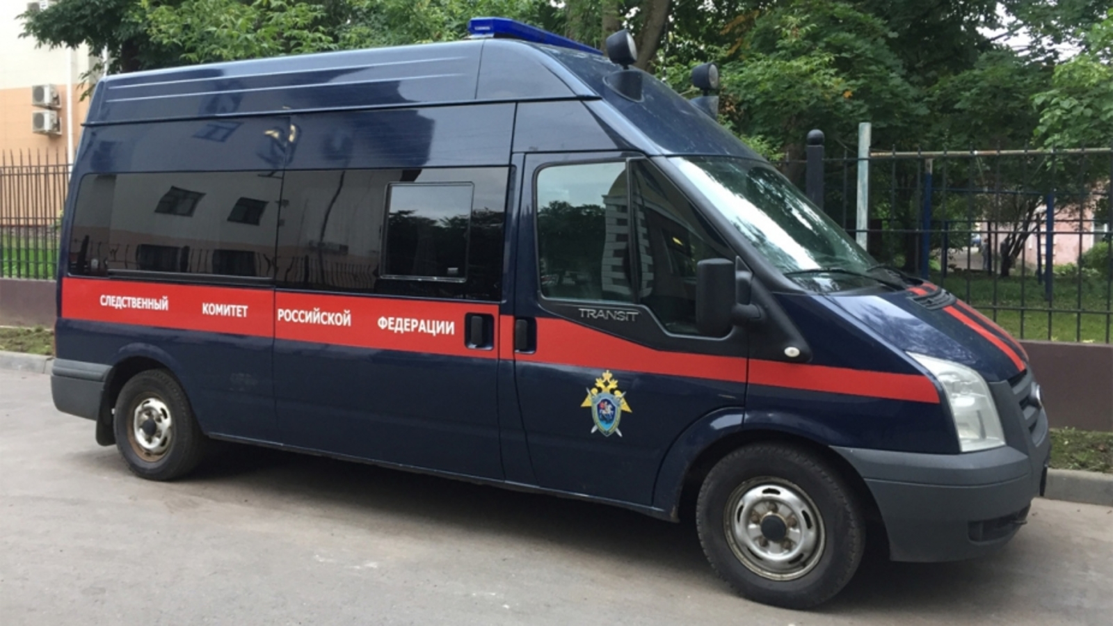 Сотрудники правоохранительных органов допрашивают очевидцев