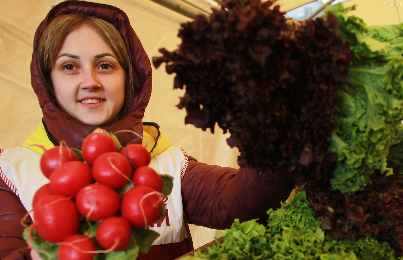 Продавец Наталья Гайданова на ярмарке выходного дня на улице Щепкина, 47, стр. 1