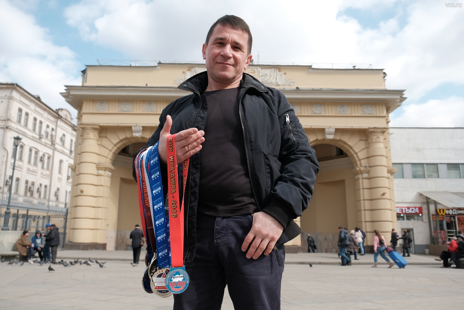 Неоднократный чемпион мира в жиме лежа и в становой тяге, чемпион России по народному и русскому жиму Владимир Муравьев
