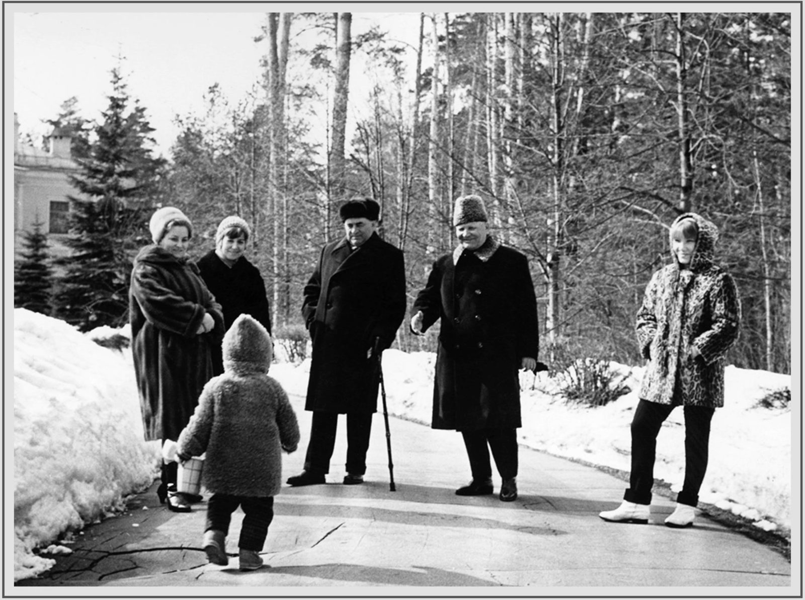 Маршал СССР, дважды Герой Советского Союза Иван Конев запечатлен в кругу семьи в 1960-е годы, когда занимал должность главнокомандующего Группой советских войск в Германии