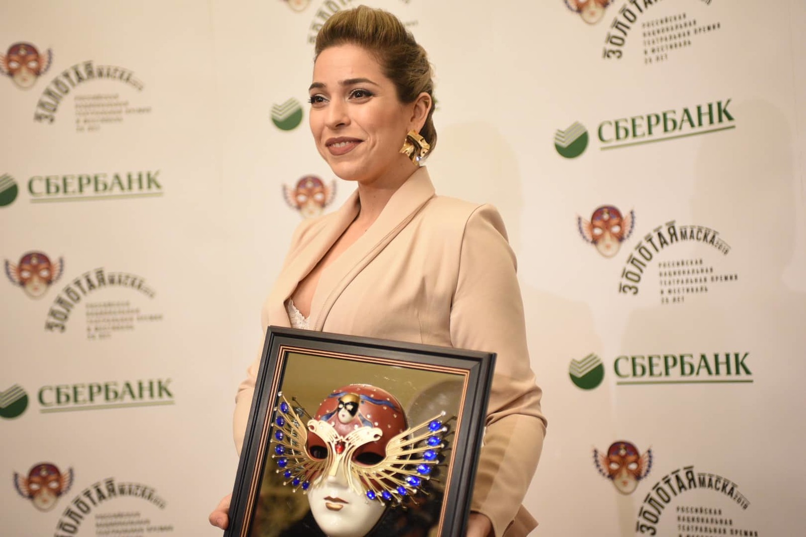 Награду вручала балерина Диана Вишнева, которая также поздравила фестиваль с 25-летием