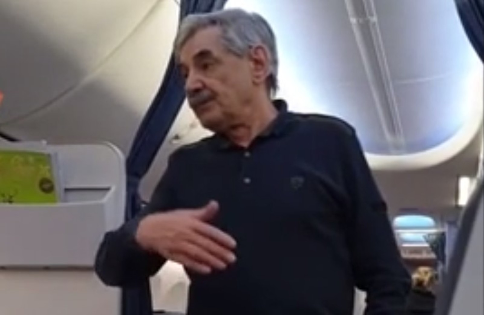 Пассажир, летевший тем же самолетом, выложил в Сеть видео, где артист обращается к пассажирам