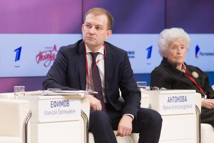 Генеральный директор компании «Первый канал. Всемирная сеть» Алексей Ефимов и президент ГМИИ им. Пушкина Ирина Антонова на церемонии запуска телеканала «Победа»