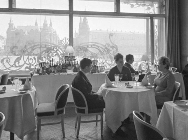 БЫЛО 1 апреля 1968 года. Посетители ресторана гостиницы «Националь» в ожидании обеда