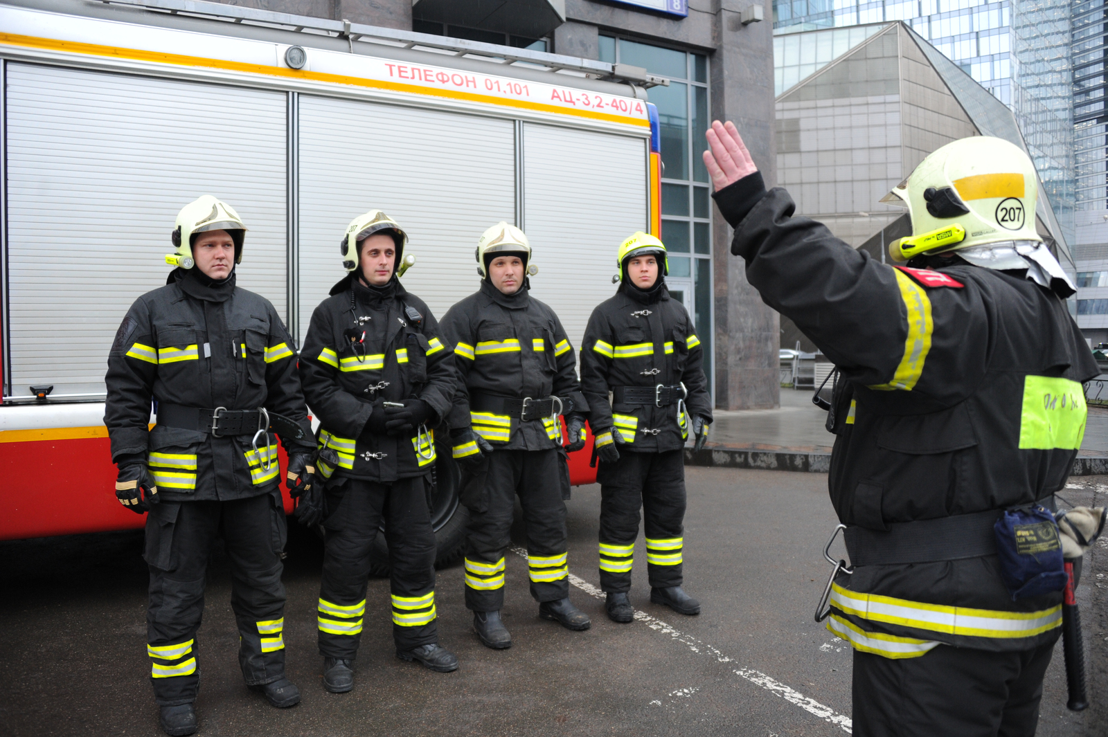 По команде «Марш!» прокладываем линию из рукавов