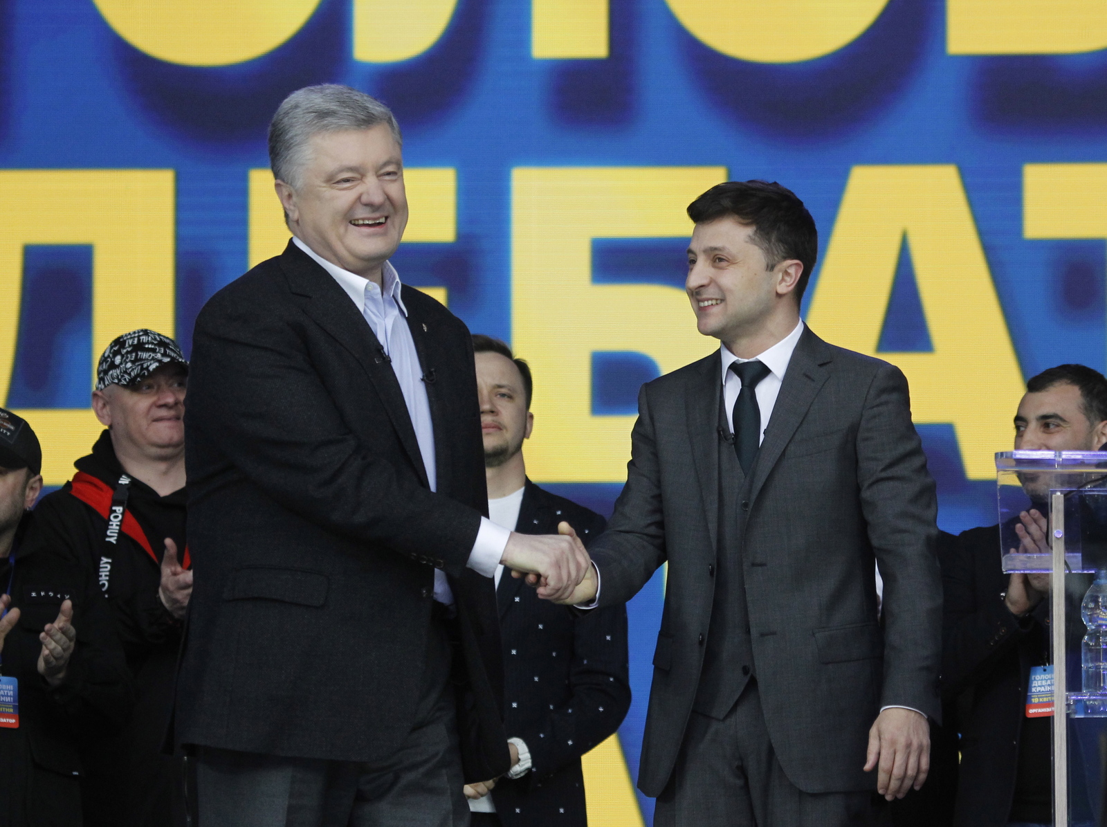 На фото: кандидаты в президенты Украины Петр Порошенко (слева) и Владимир Зеленский (справа) пожимают руки
