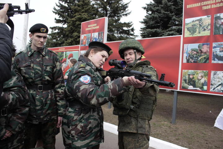 Иван Меньшиков, Милана Графонова, гвардии рядовой Дмитрий Булатов