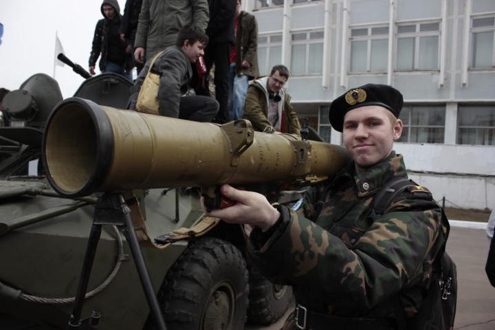 Гостям боевую технику показывали не издалека, а подпустили к ней. На фото: Федор Городецкий, колледж связи №54