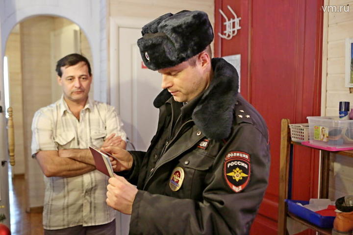 Участковый Евгений Орлов проводит проверку квартир, которые сдают в аренду