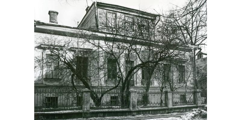 Одноэтажный дом в стиле ампир был возведен в 1821 году для Софьи Волконской