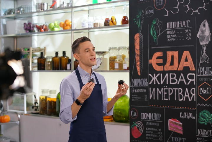 Сергей Малоземов рассказал, что заучивать текст ему помогает опыт работы в прямом эфире в бытность репортером новостей