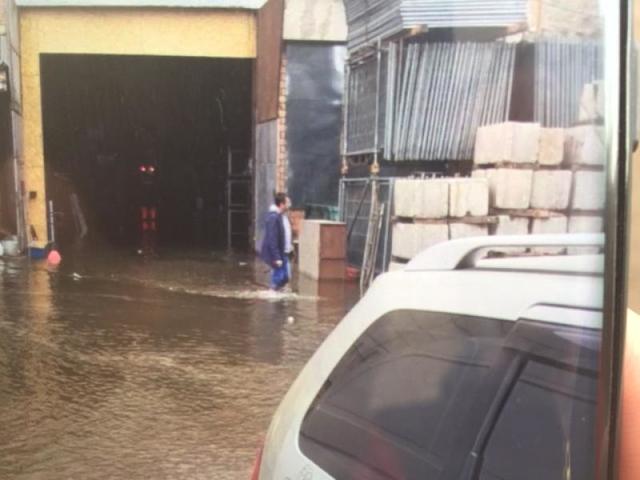 Значительная часть воды затопила два склада площадью пять и семь тысяч квадратных метров соответственно