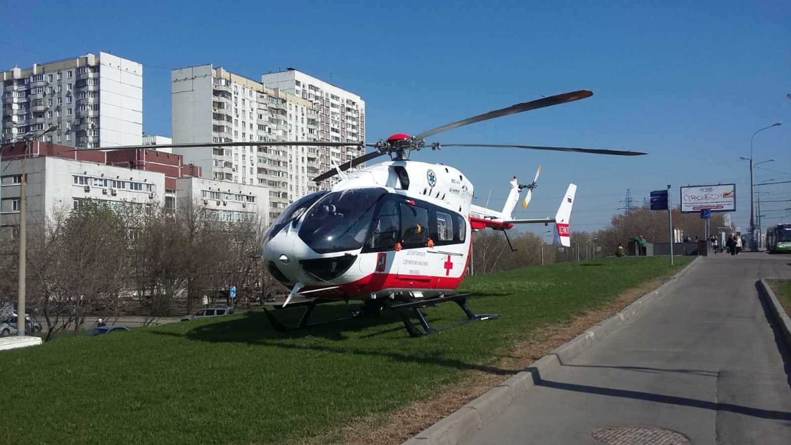 На борту вертолета пострадавшего сопровождала авиамедицинская бригада
