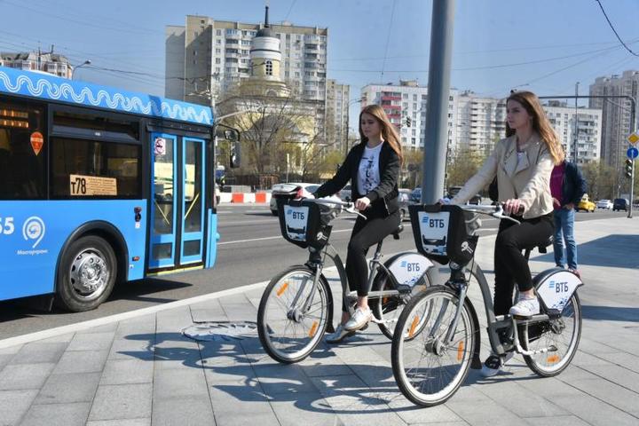 Кстати, с прошлого года в Москве также запущен прокат самокатов и скутеров