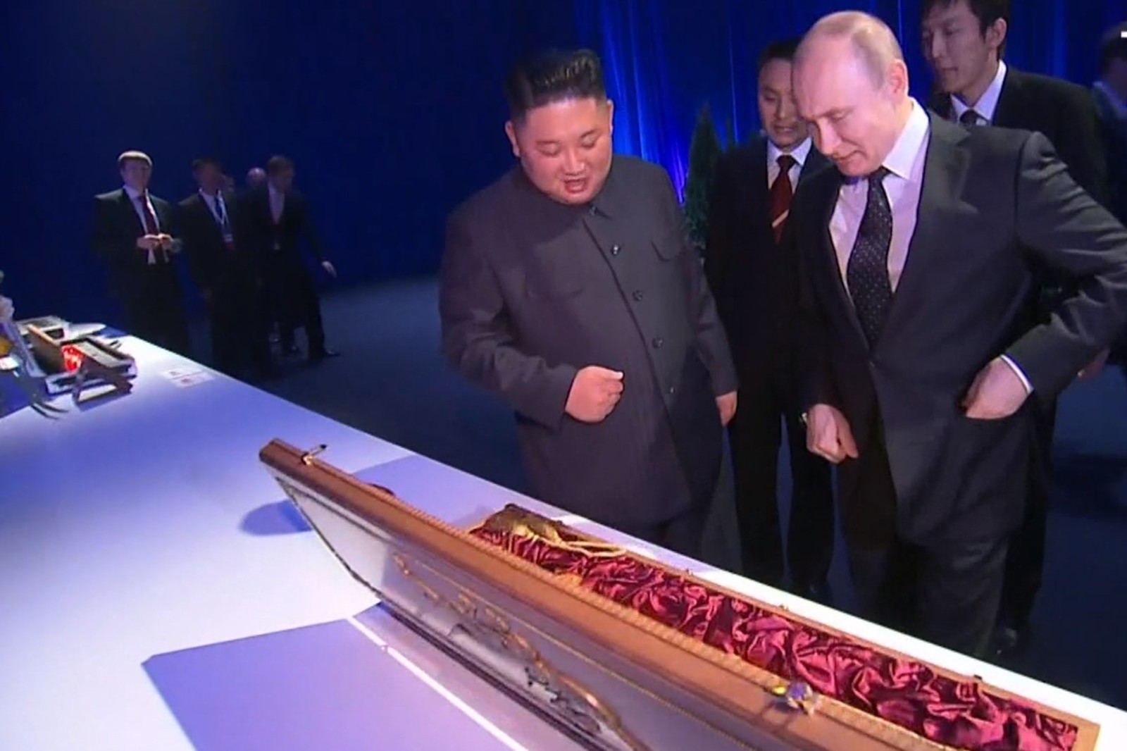 Путин получил в подарок меч