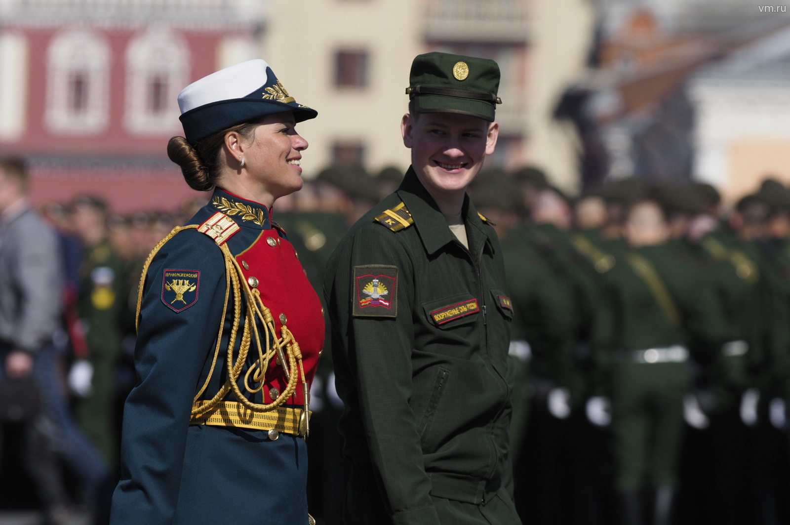 На данный момент российская армия и флот насчитывают почти около 100 000 женщин. Большая часть из них состоит в воинских должностях
