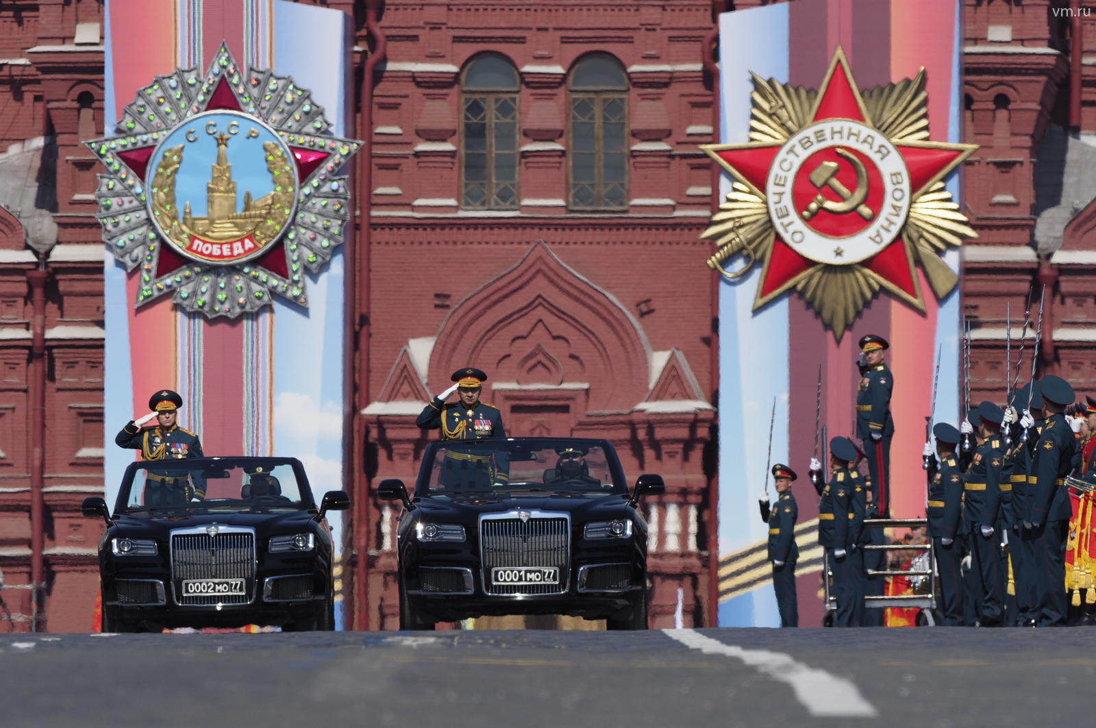 В течение дня телезрителям будет доступна прямая трансляция от Могилы Неизвестного Солдата