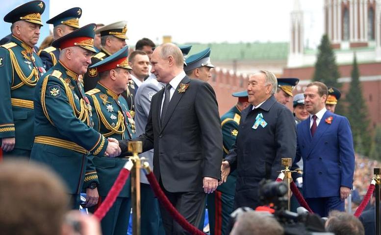 Перед началом парада Победы президент России Владимир Путин кратко пообщался с ветеранами и обратился к гражданам страны