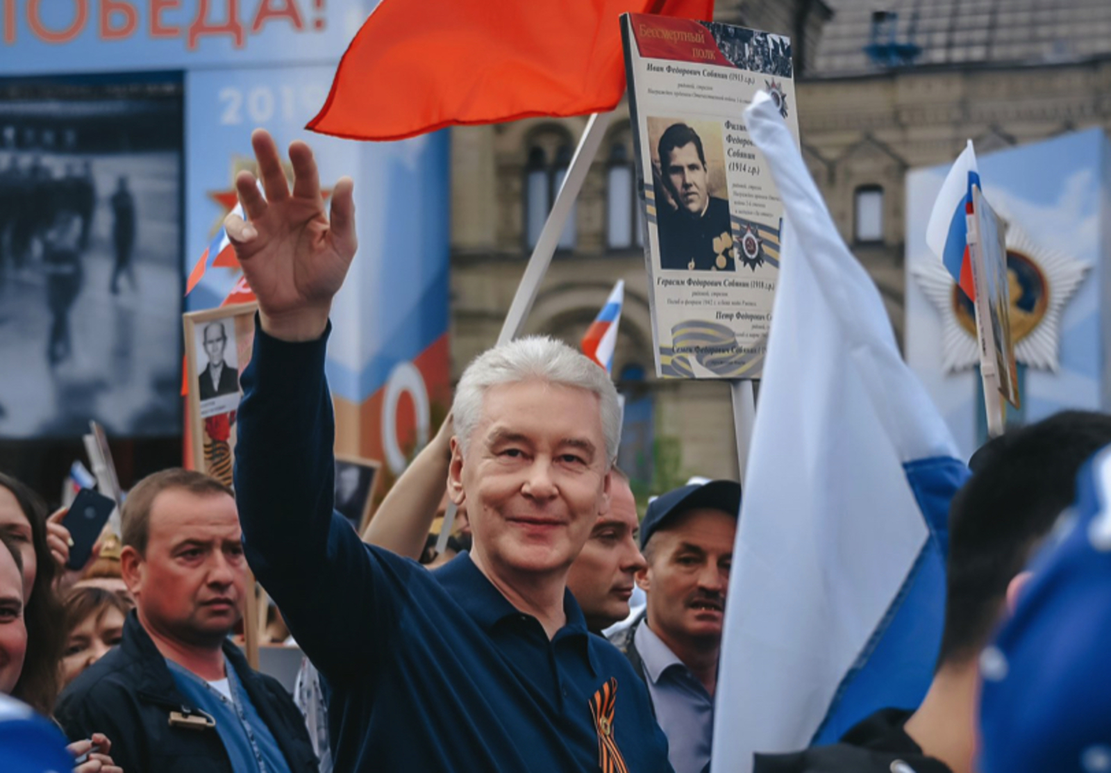 Сергей Собянин принял участие в шествии «Бессмертного полка», неся портрет своего дяди