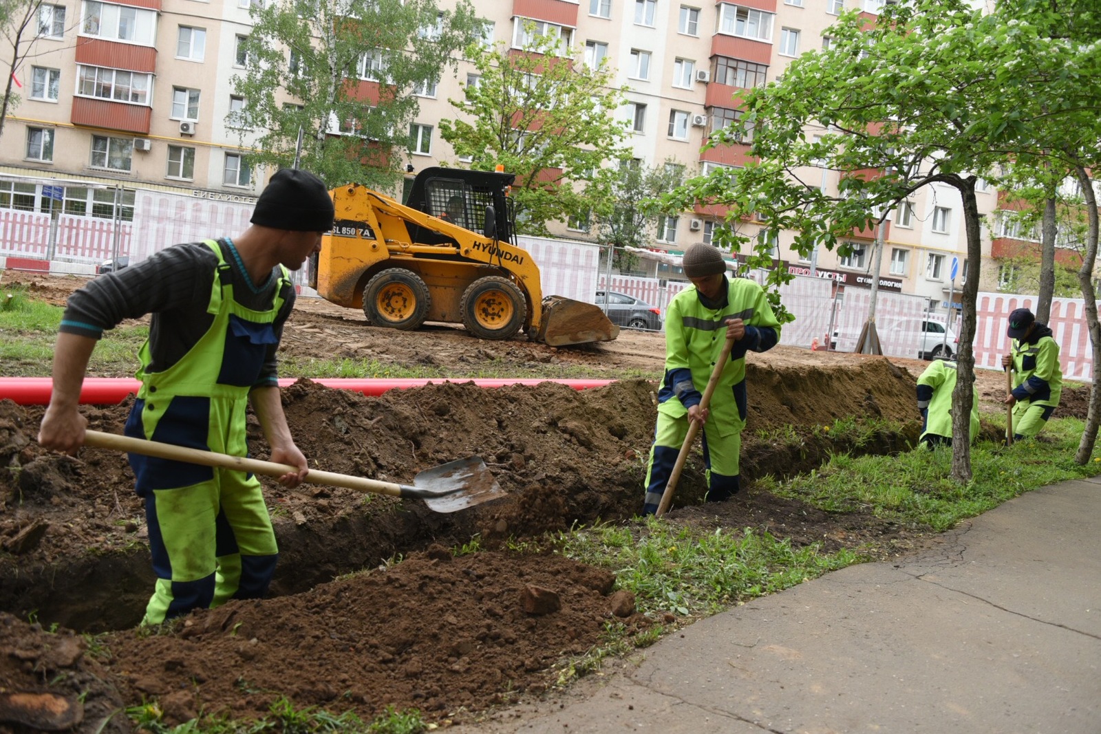 На данный момент специалисты приступили к работам по адресу: улица Студенческая, дом 12