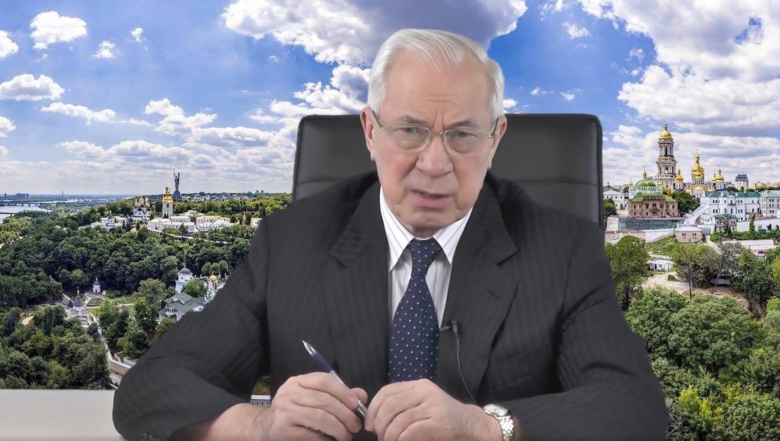 По словам Азарова, Порошенко надавил на депутатов после того, как его отчитали послы «Большой семерки»