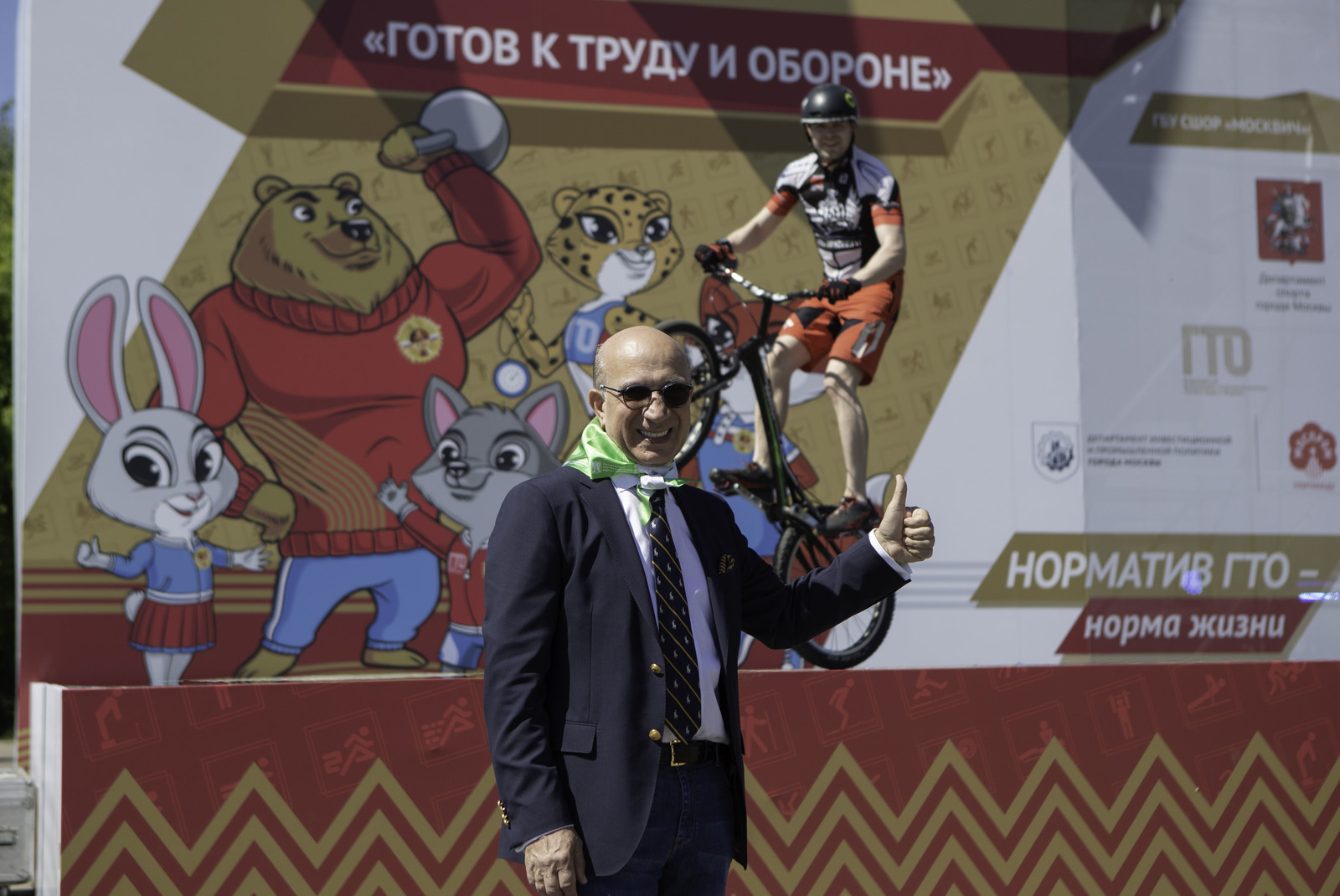 На фото: главный специалист по спортивной медицине Департамента здравоохранения Москвы Зураб Орджоникидзе, позади велосипедист Александр Сиротенко