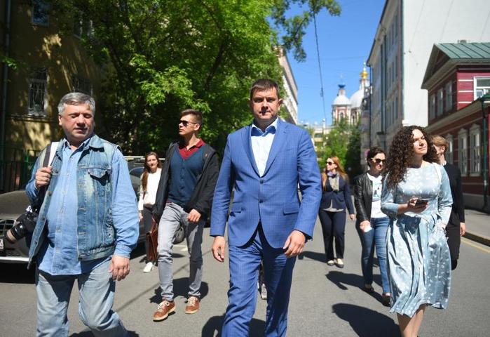 Алексей Емельянов прогулялся с журналистами по Пятницкой улице