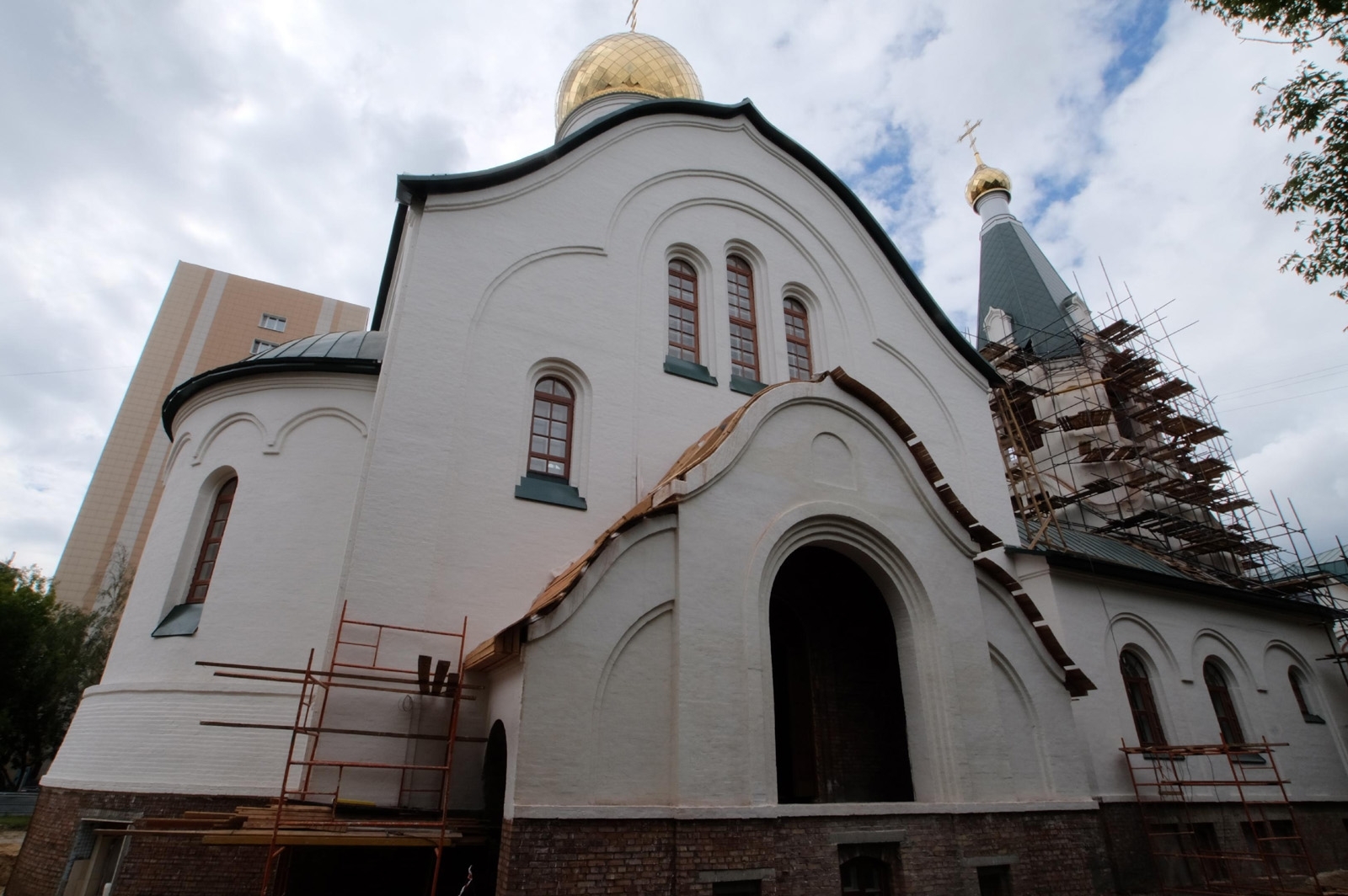 Храм расположен в непосредственной близости от жилых домов