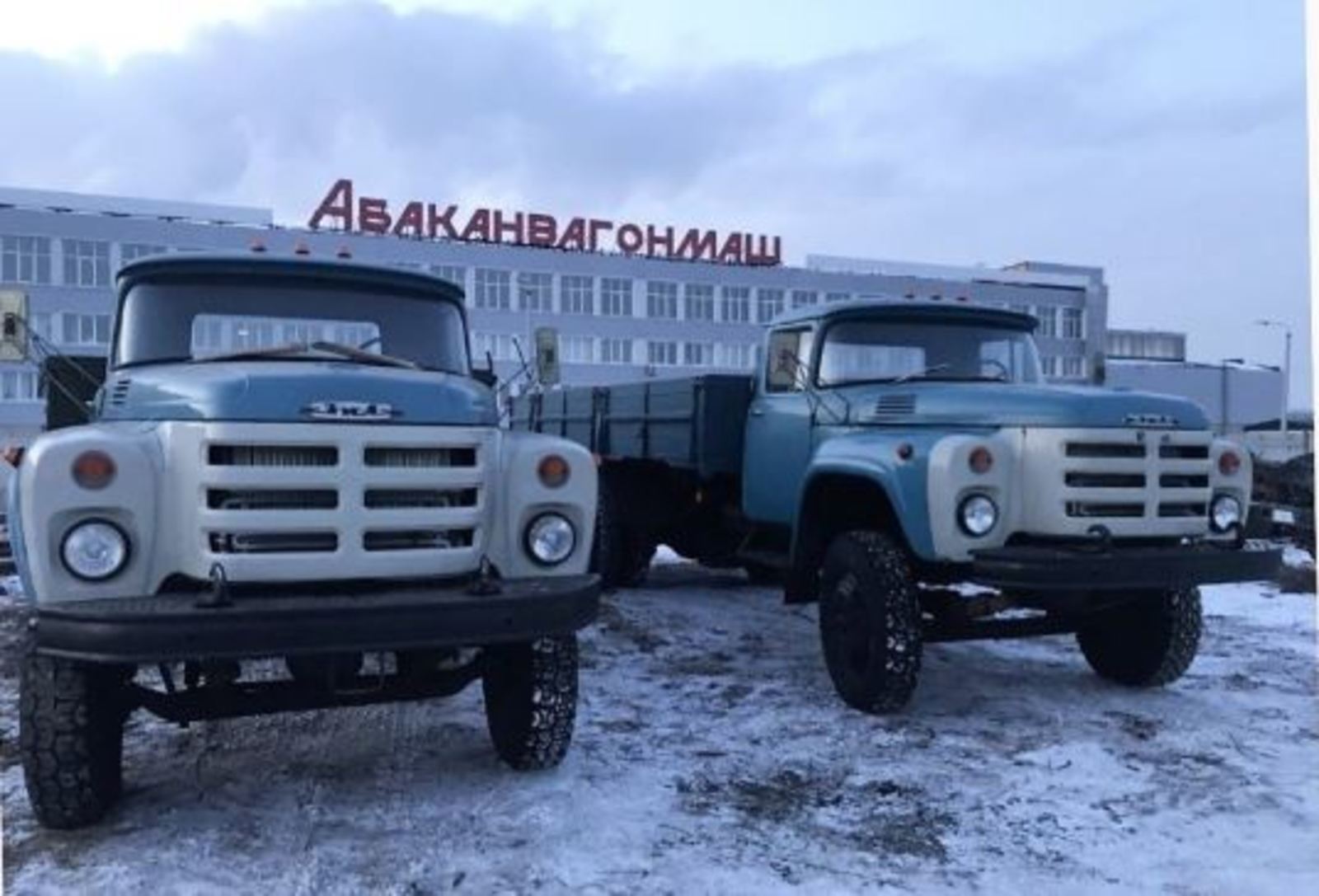 Продавец утверждает, что грузовики простояли у него в гараже 25 лет с момента выпуска