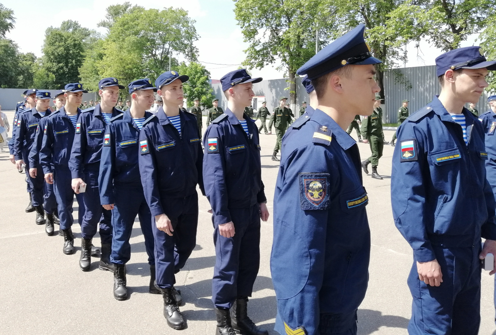 На сегодняшний день в воинские части уже отравлено более около 13 тысяч призывников