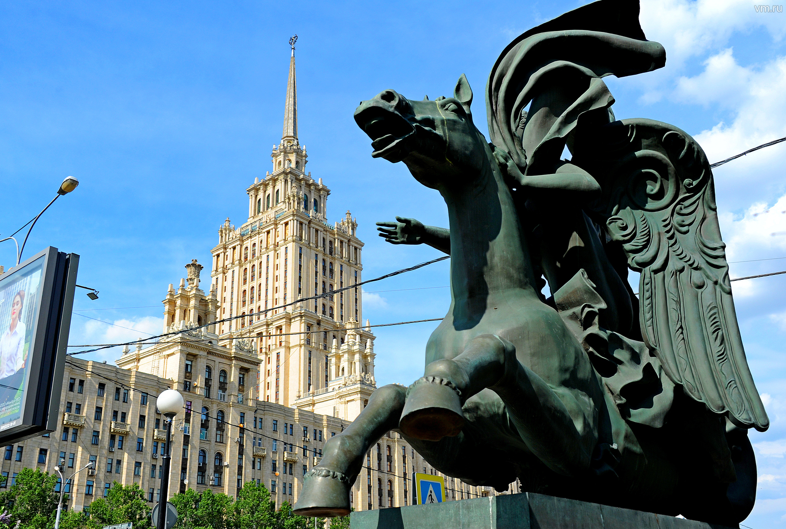 В наши дни «Украина» выглядит так. На фото: знаменитая московская гостиница на фоне скульптуры «Аллегория воды» на Украинском бульваре