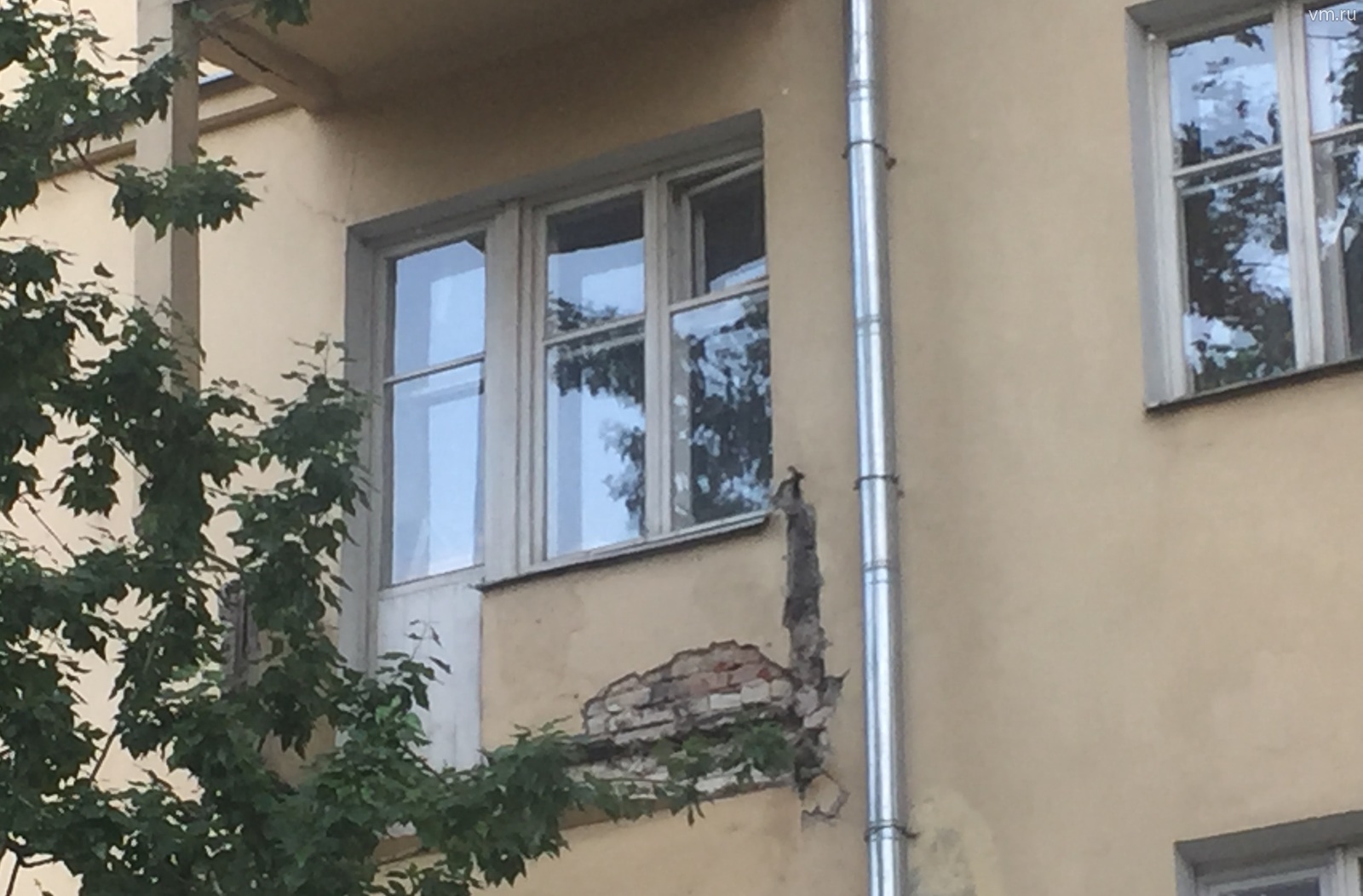 Сообщается, что мальчик находился дома с родителями. По предварительным данным, ребенок играл на подоконнике и выпал из окна случайно