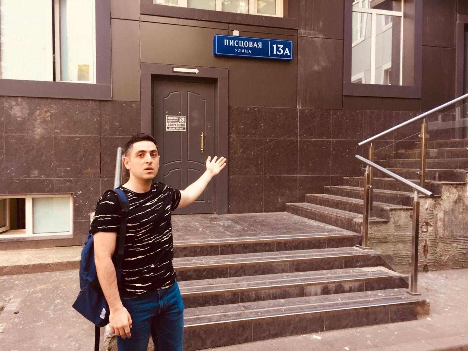 Журналист у здания отеля на улице Писцовая, 13а
