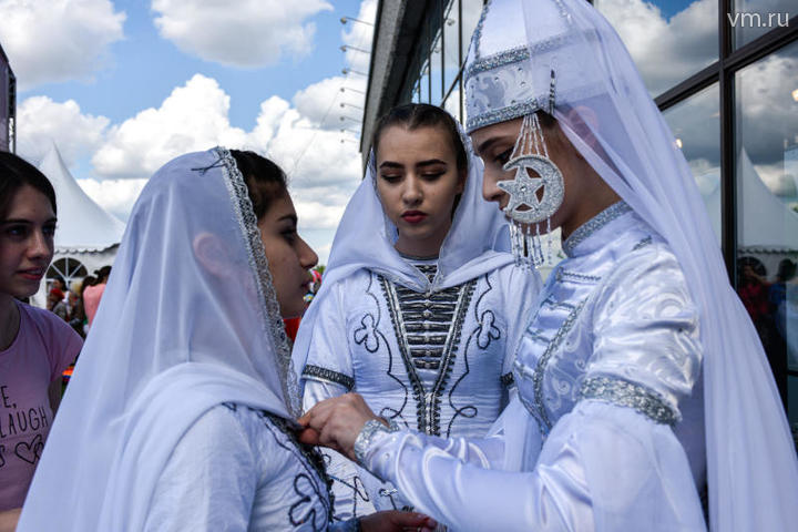 Праздник ко Дню защиты детей «Мой дом — Москва» во Дворце пионеров на Воробьевых горах. Девушки из ансамбля «Асса» готовятся к выступлению