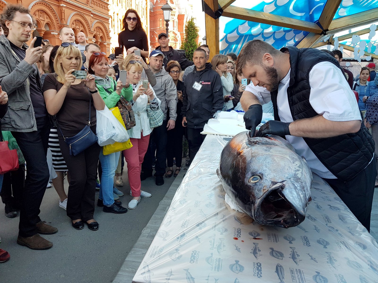 Одна из центральных площадок гастрономического фестиваля «Рыбная неделя», в котором принимают участие производители рыбы и морепродуктов из разных регионов страны