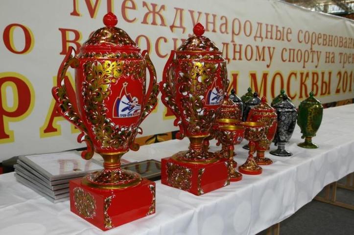 Для лидеров гонки была изготовлена особая линейка кубков