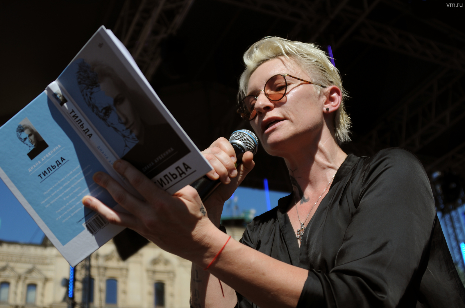 На фото: выступление Дианы Арбениной на книжном фестивале «Красная площадь»