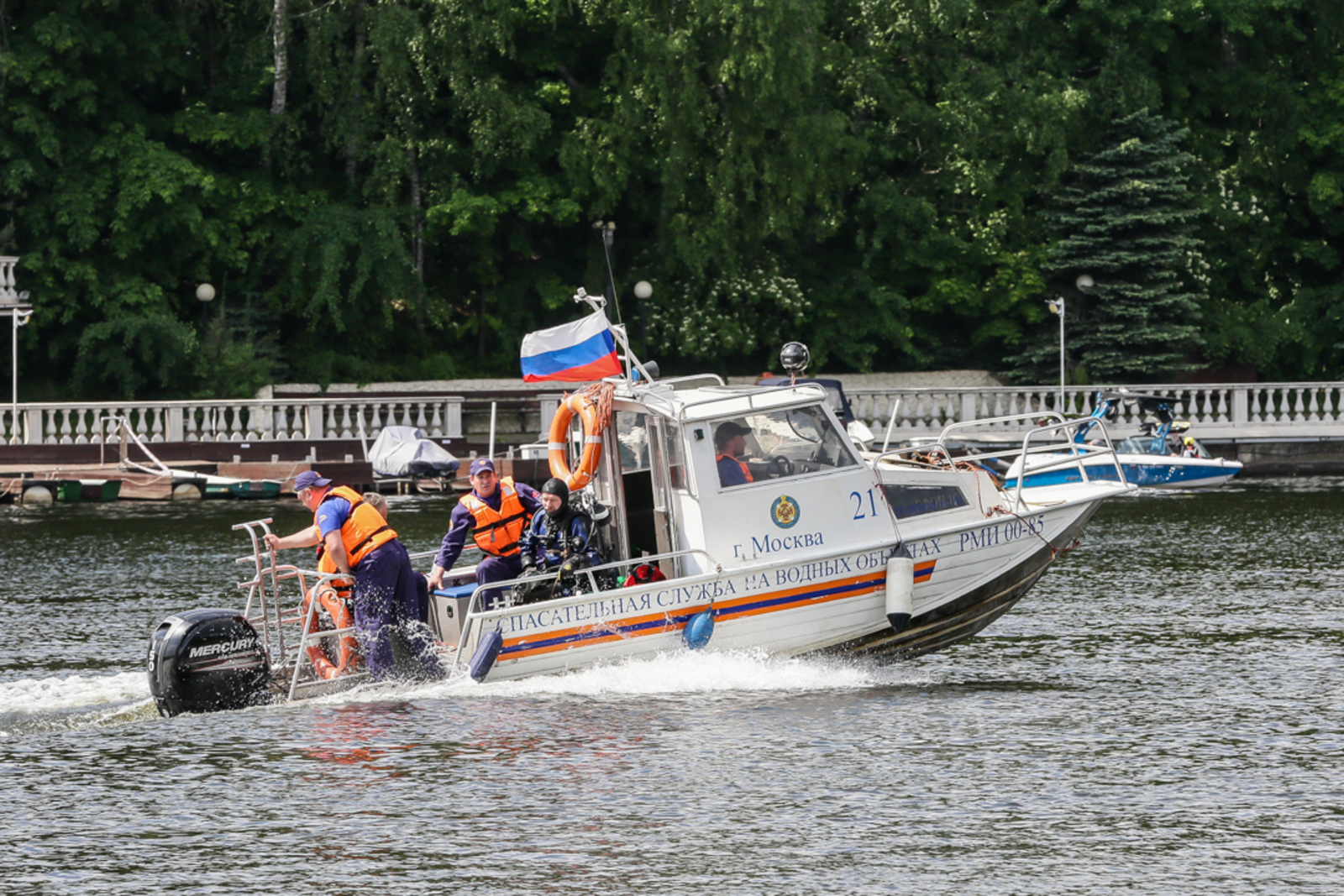 Спасатели мгновенно отреагировали и вытащили человека из воды