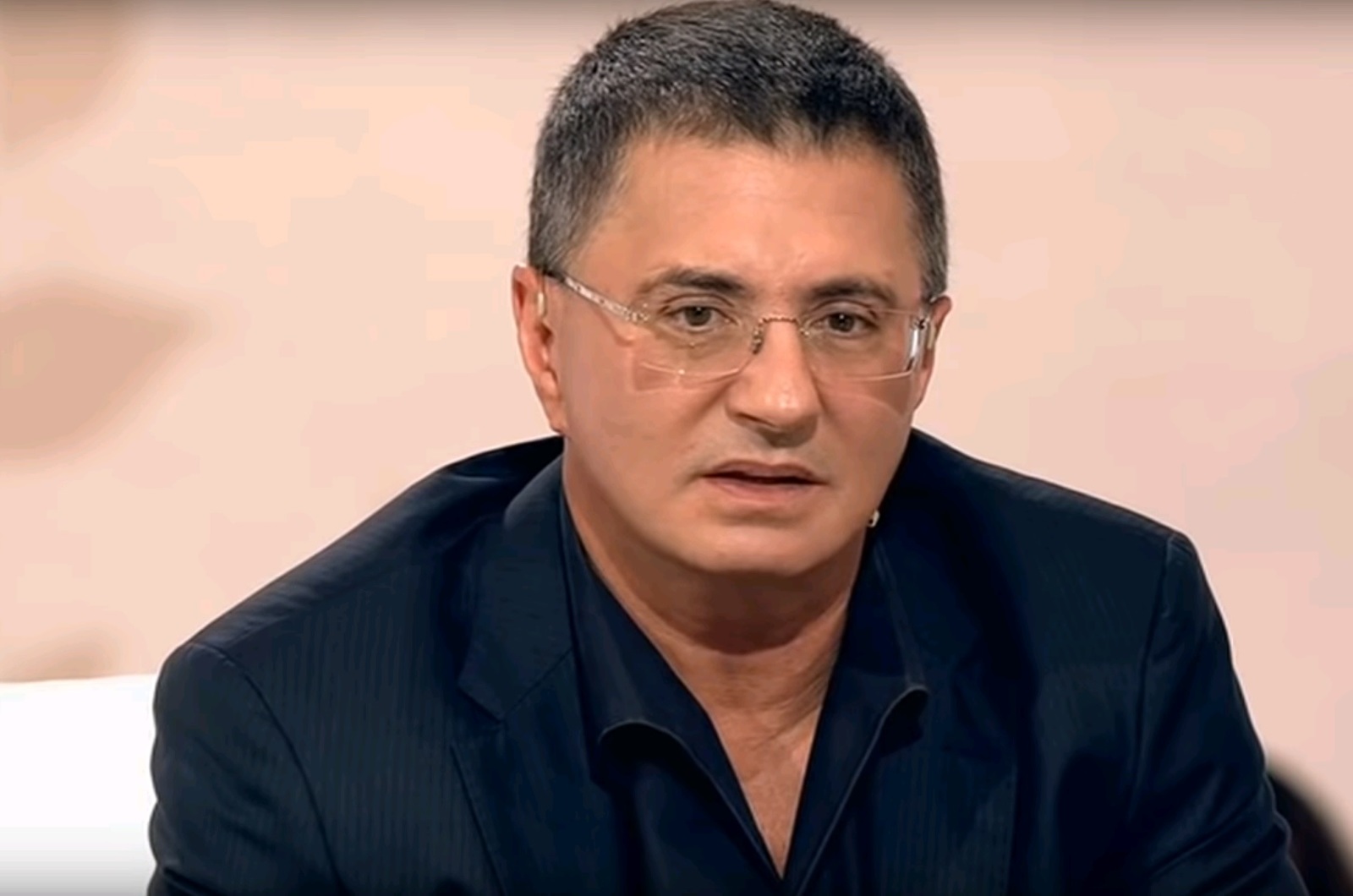 Александр Мясников сообщил, что малоподвижный образ жизни является виновником слабости мышц и проблем с суставами