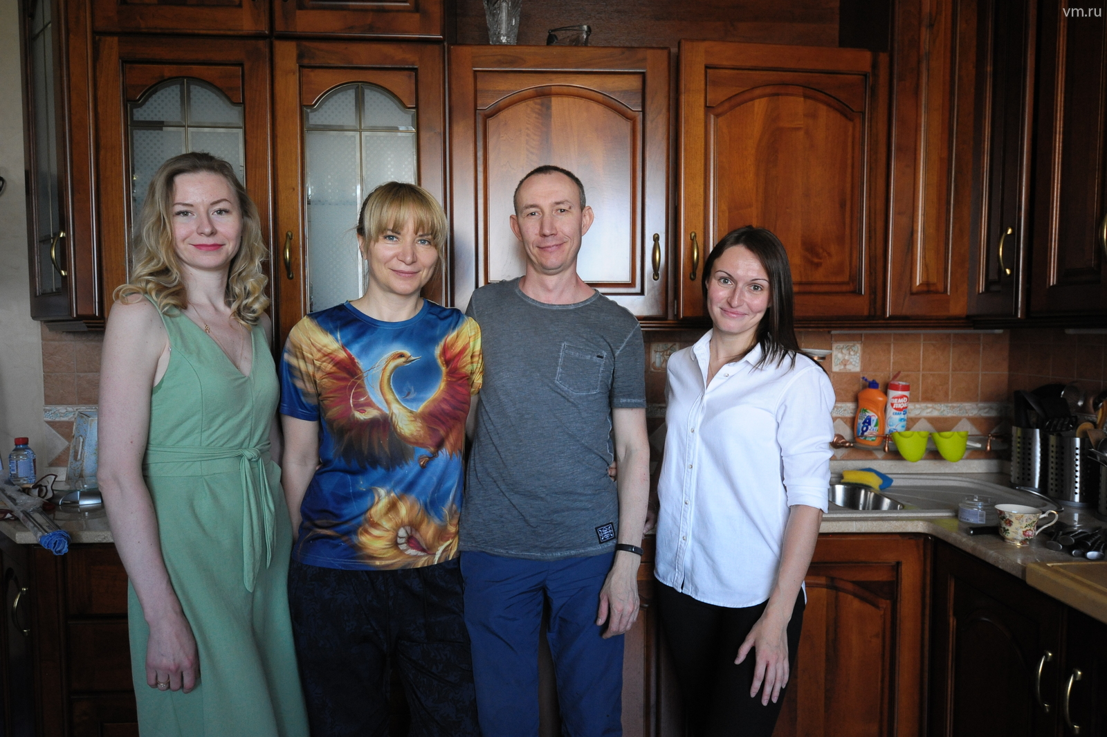 Организатор Марина Наталь (в зеленом), хозяева квартиры Марина и Алексей Воропаевы и организатор Татьяна Абрамова (в белом)