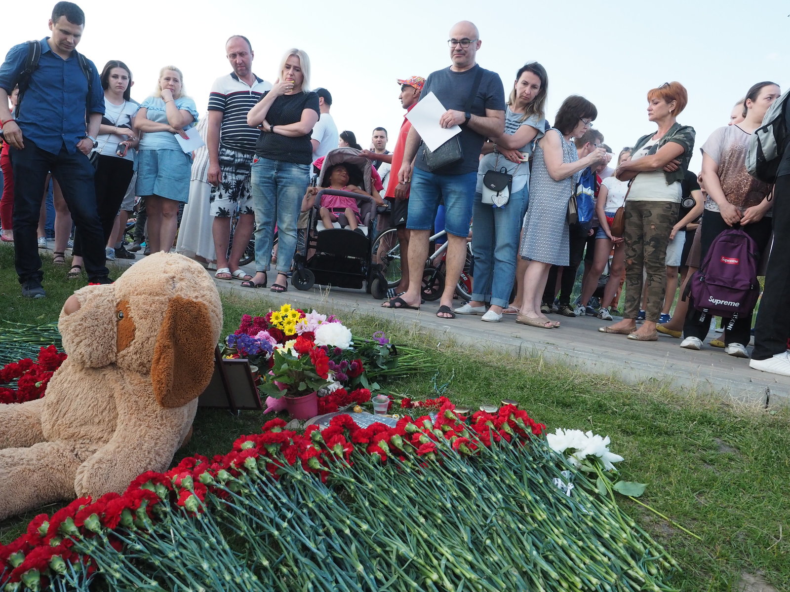 Почтить память погибшего пришли около трехсот человек