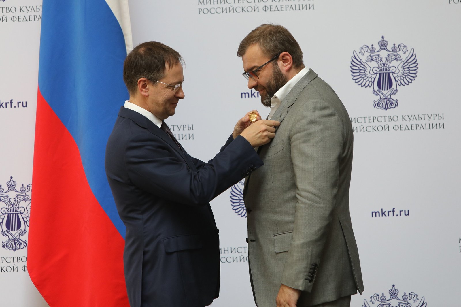 Почетный знак Пореченкову вручил лично министр культуры РФ Владимир Мединский
