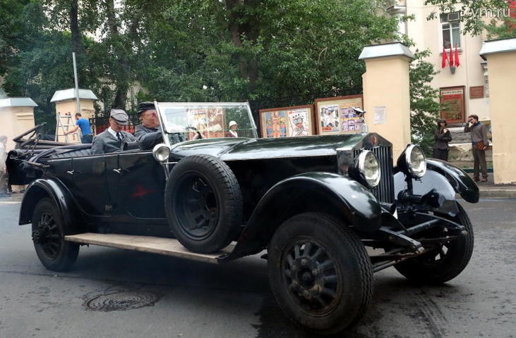 Вдоль улицы повесили и наглядную агитацию 1920-х, правда, напечатали ее уже на принтере