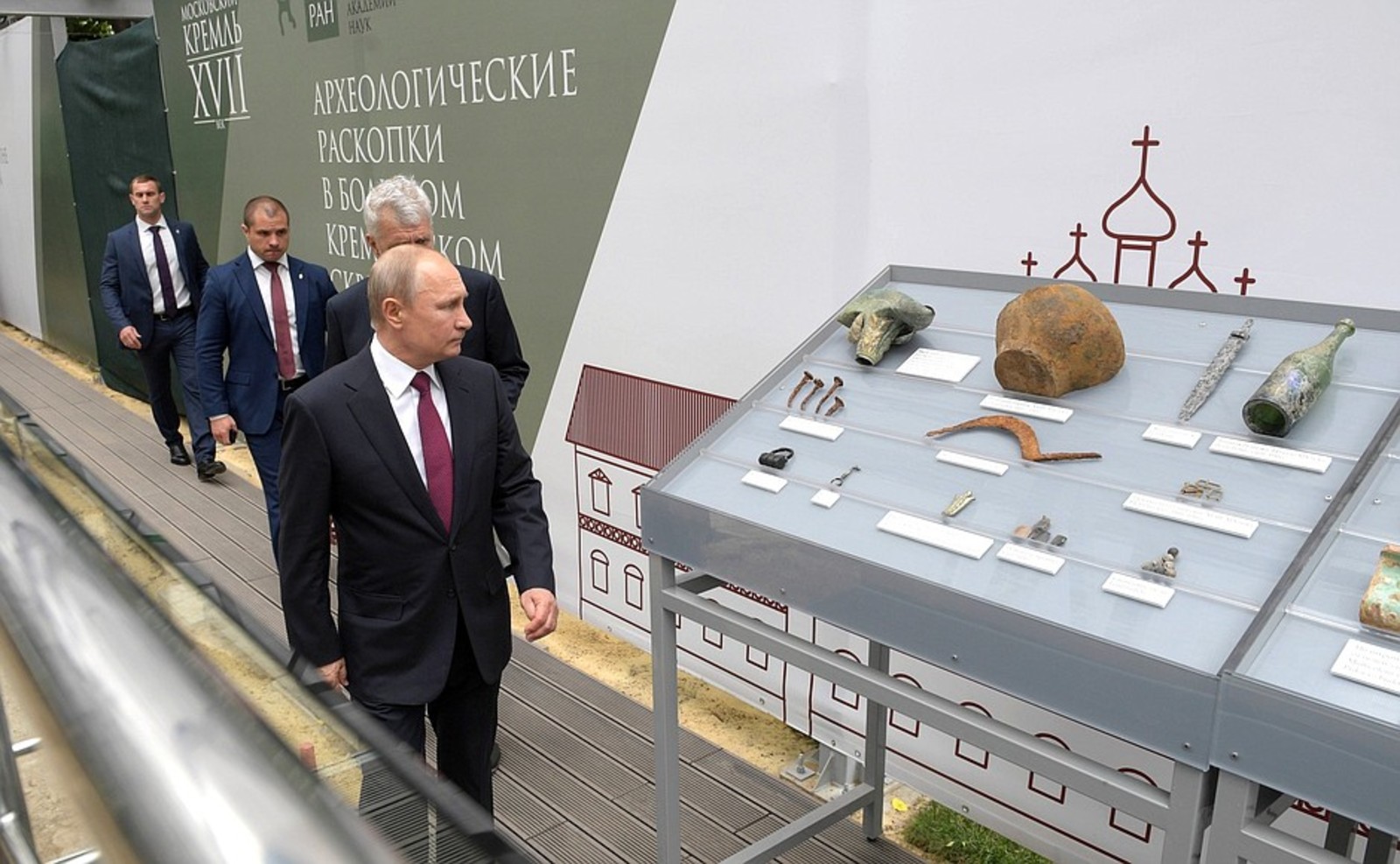 Первым с работой археологов в Кремле ознакомился президент России Владимир Путин