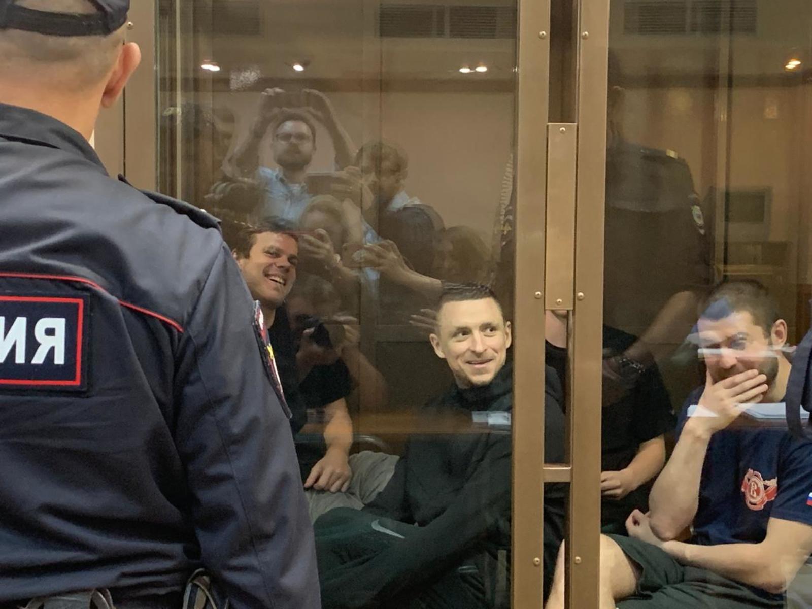 Сторона защиты надеется, что всех фигурантов уголовного дела (также сроки получили младший брат Кокорина и друг футболистов Александр Протасовицкий) отпустят на свободу