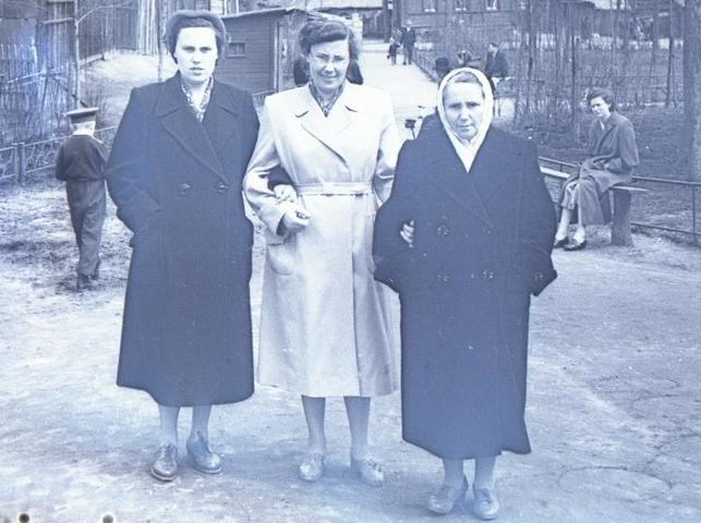 А эта фотография сделана на месте сквера в Большом Факельном переулке в 1956–1958 годах. Тогда территория выглядела совсем иначе